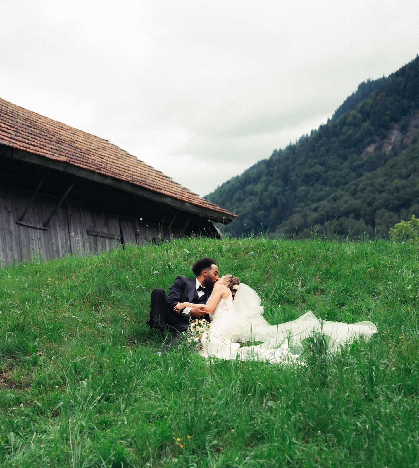 A cinematic photo of a bride and bridegroom during their wedding in Italy.